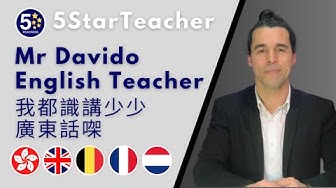 分割畫面中一個微笑男人的縮圖，該男子在深灰色漸變背景的右側。他穿著西裝，頭髮綁成髮髻。分割畫面左側是淺灰色背景，上面有一個藍色圓形標誌，裡面有一個白色的 5 和黃色的星星，後面是白色文字“5StarTeachers”，下面是文字“Davido 先生，英語老師”。這段文字下面是英文版的中文翻譯。下面是來自不同國家的 5 面圓形旗幟。從左到右，香港代表粵語，英國代表英語，比利時代表佛蘭芒語，法國代表法語，荷蘭代表荷蘭語。